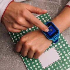   Forever KW-300 vízálló IP67 gyerek Bluetoothos okosóra GPS / Wifi nyomonkövetéssel, SOS segélyhívással kék